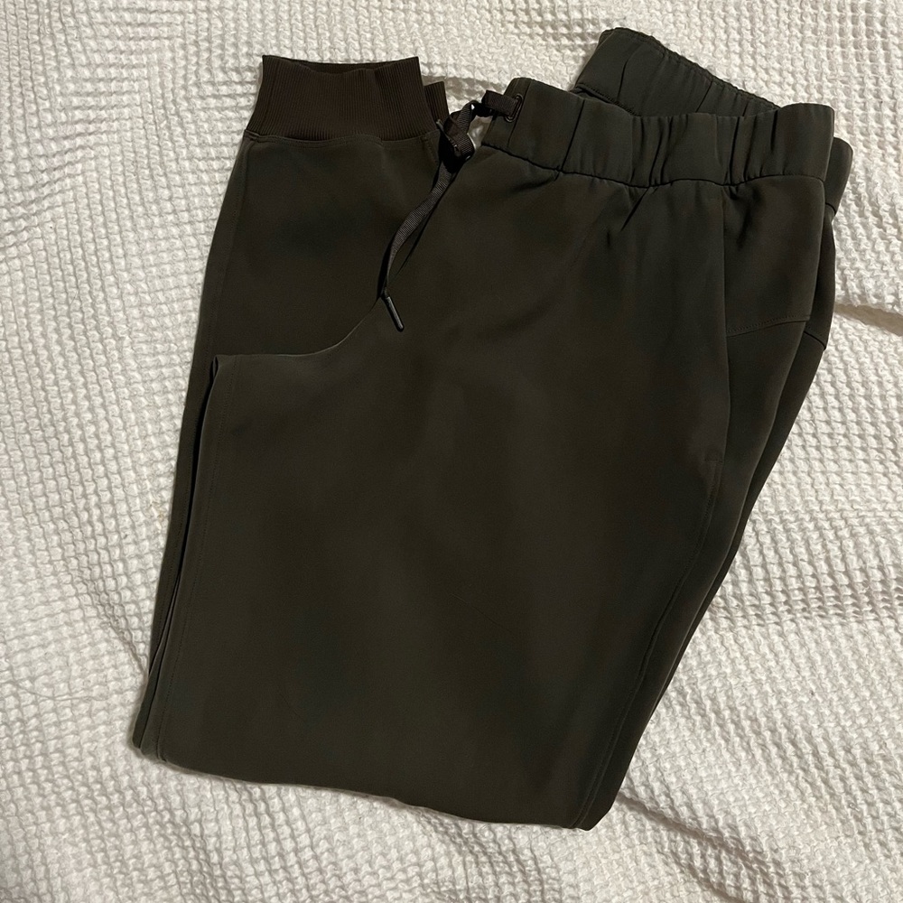 Lululemon on the fly jogger